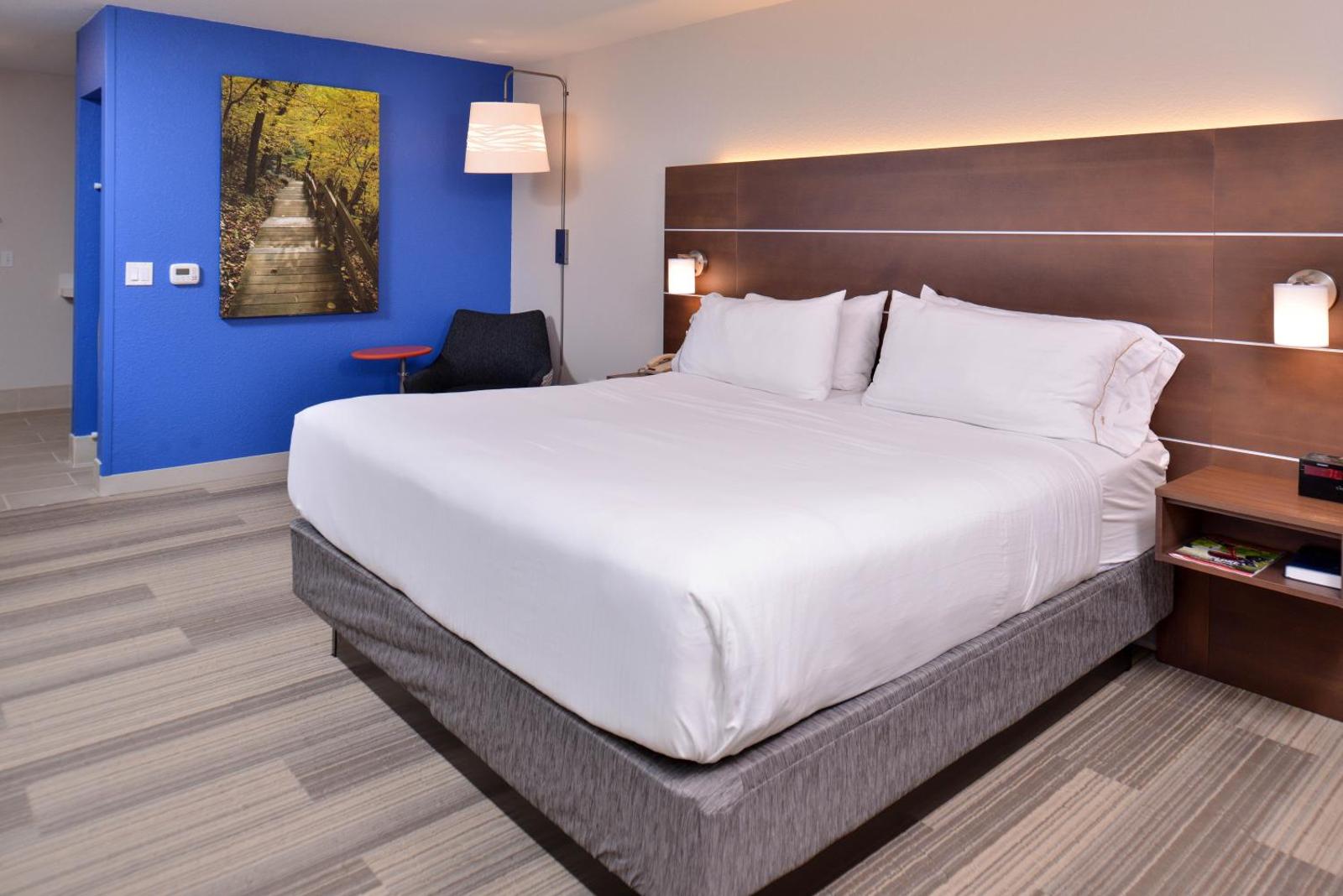 Holiday Inn Express Hotel and Suites Stevens Point an IHG Hotel Main image 1